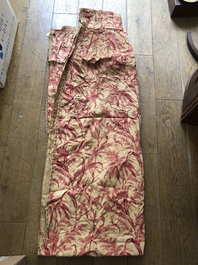 null Rideau en coton imprimé, Alsace, circa 1900, décor en camaieu rouge d’oiseaux...