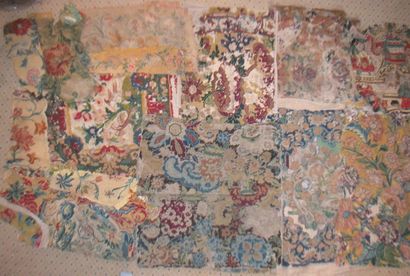 null Réunion de tapisseries au point, époque Régence, décor bizarre, chinois, pavots,...