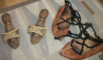 null Pair of pumps, Ottoman Turkey, engraved wood and pair of leather slippers.