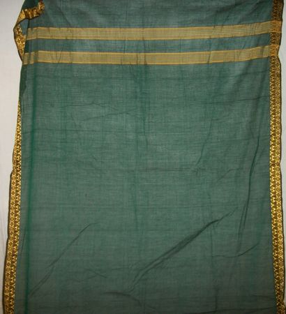 null Sari, Inde, voile vert, bords brochés en soie jaune et noir de motifs géométriques.5,...