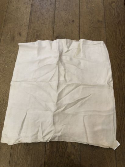 null Deux serviettes cousues par le milieu, en damas de lin, Courtrai, XVIIe siècle,...