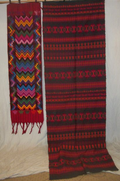 null Deux couvre-chefs traditionnel de femme Maya, Guatémala, laine noire brochée...