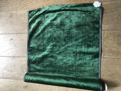 null Emerald green silk velvet film.

 Métrage : 2, 92 m in 0, 54 m wide.