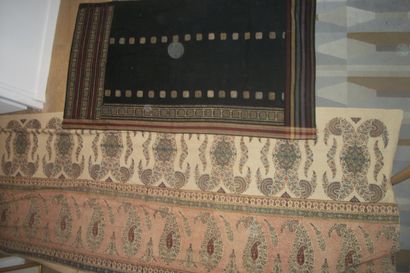 null Panneau, Laos ( ?), toile noire brochée or ; bandeau en kalamkari, Perse, coton...