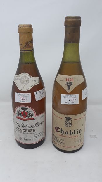 VARIA Lot de deux (2) bouteilles:

- Une (1) bouteille - Chablis, 1976, Dom. Laroche...
