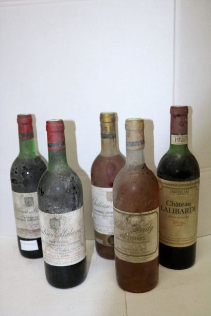 BORDEAUX Lot de cinq (5) bouteilles:

- Deux (2) bouteilles - Château Malagar, 1982,...