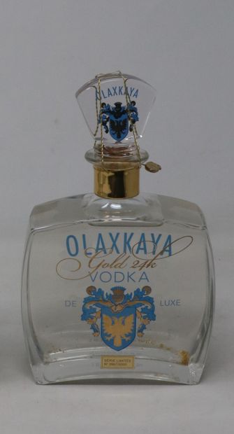 SPRIRITUEUX Une (1) carafe - Vodka Olaxkaya avec paillets d'or 

Vodka de luxe