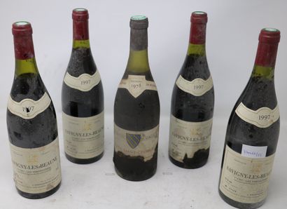 BOURGOGNE Lot de cinq (5) bouteilles:

- Une (1) bouteille - Nuits-Saint-Georges...