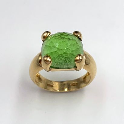 null A plain yellow gold (750‰) ring set with a faceted green cabochon stone.

Finger...