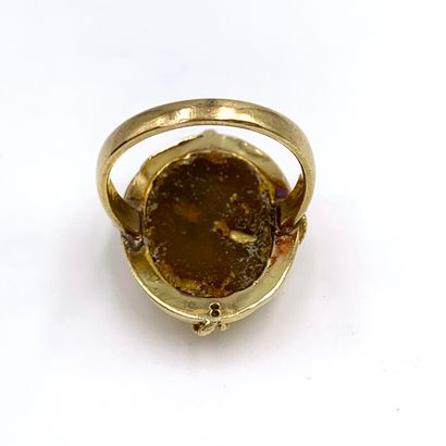null BAGUE ovale en or jaune (750‰) torsadé et godronné, orné d’une plaque d’onyx...