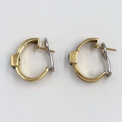 null Paire de BOUCLES d’OREILLES en or jaune et or gris (750‰) bombé et godronné,...