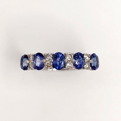 null White gold (750‰) "garter" ring set with five oval sapphires, alternating with...