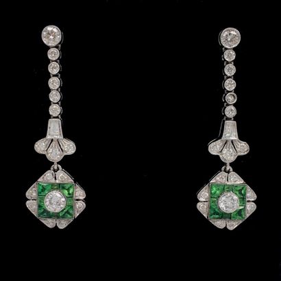 null Pair of white gold EAR PENDANTS (750 ‰) set with brilliant-cut diamonds and...
