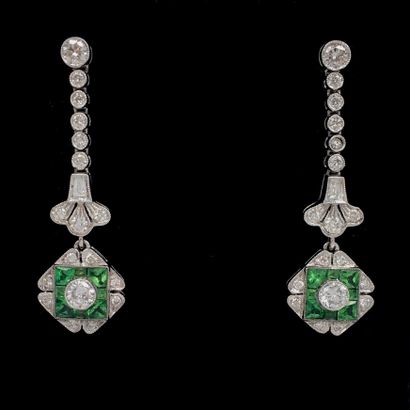 null Paire de PENDANTS d’OREILLES en or gris (750 ‰) serti de diamants taille brillant...