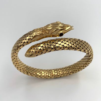 null BRACELET souple « serpent » en or jaune (750‰) un œil orné d’une pierre rouge....