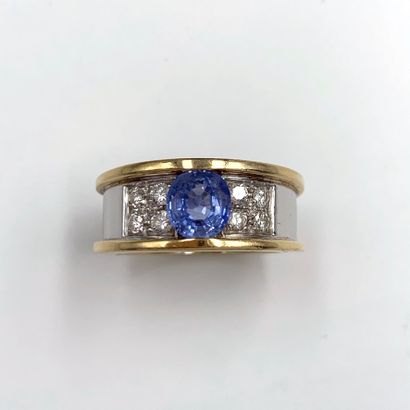null Yellow and white gold (750‰) "bandeau" ring set with a round sapphire (chips),...
