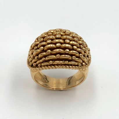 null BAGUE bombée en or jaune (750‰) ajouré, torsadé et perlé. Travail français.

Doigt...