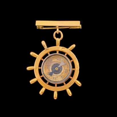 null Yellow gold (750‰) "rudder" pin adorned with a compass. Accidents and missing...
