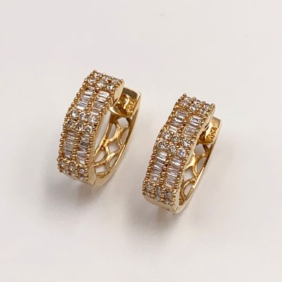 null Paire de BOUCLES d’OREILLES « créoles » en or jaune/rose (750‰) pavé de diamants...