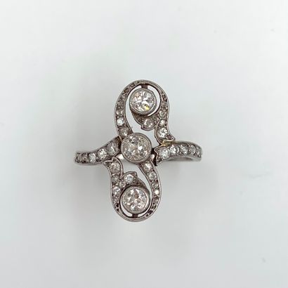 null Platinum (min. 800‰) finely openwork "volutes" ring set with old-cut diamonds,...