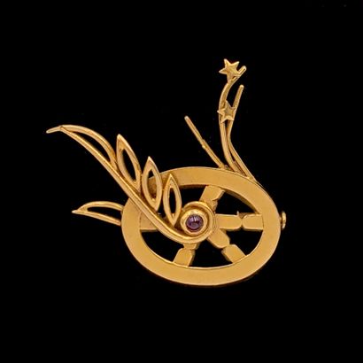 null KIRBY

Yellow gold (750‰) openwork "winged wheel" brooch, centered with a cabochon...