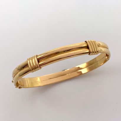 null Rigid opening BRACELET in yellow gold (750‰) gadrooned. 

Length : 17,5 cm approx....