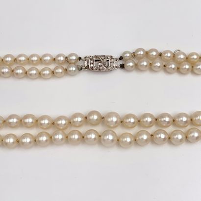 null NECKLACE composed of two rows of cream cultured pearls. Octagonal clasp in white...