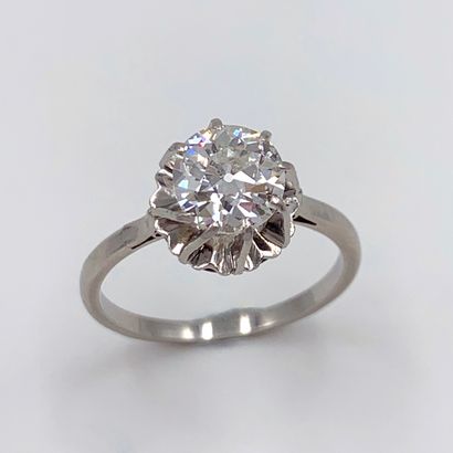 null Platinum (850‰) "solitaire" ring set with an old-cut diamond. Shock on the setting.

Finger...