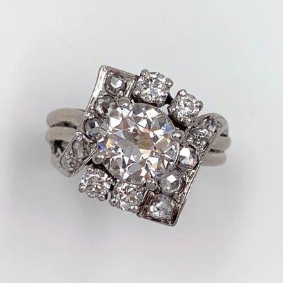 null A platinum (950‰) and white gold (750‰) godronné diamond diamond diamond ring,...