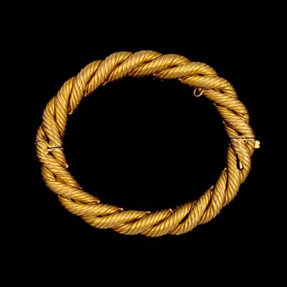 null Yellow gold (750‰) twisted and gadrooned rigid opening BRACELET, trace of oxidation...