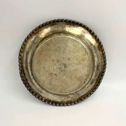 null Circular silver (950‰) BOTTLE BOTTOM, monogrammed, boulé rim. Shock. 

Diameter...