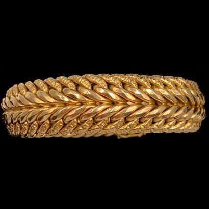 null BRACELET in yellow gold (750‰) with a partially chased "gourmette sorcière"...