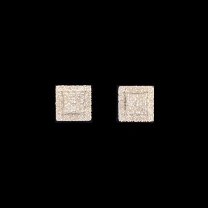 null Pair of square EARRINGS in white gold (750‰) paved with brilliant-cut diamonds.

Size...