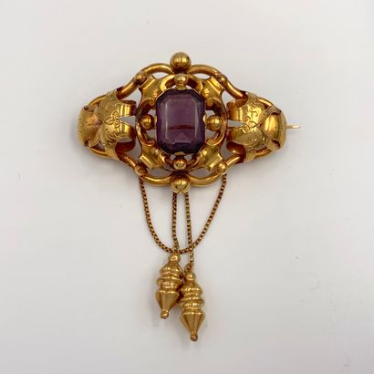 null A yellow gold (750‰) openwork, chased, boulé brooch, set with a degree-cut violet...