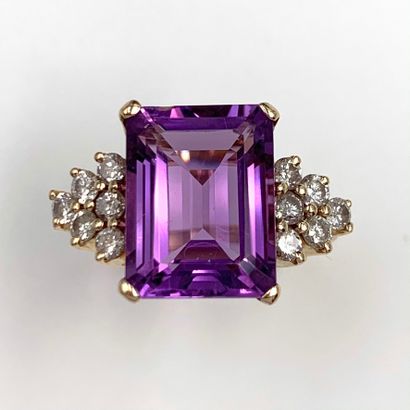 null 14K yellow gold ring (585‰), set with a degree-cut amethyst (shocks and chips),...