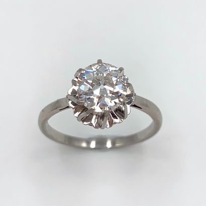 null Platinum (850‰) "solitaire" ring set with an old-cut diamond. Shock on the setting.

Finger...