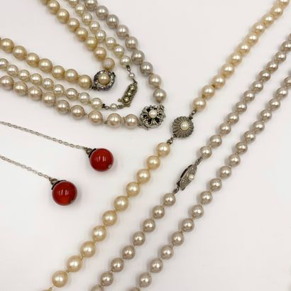 Cinq COLLIERS de perles d’imitation de couleur...