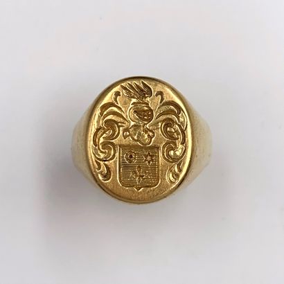 null Yellow gold (750‰) plain "signet ring" ring, chased with a coat of arms.

Finger...