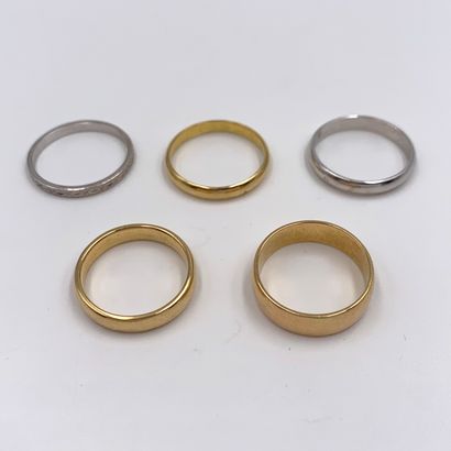 Five ALLIANCES in yellow and white gold (750‰),...