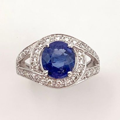 null 
"Sinuous" white gold (750‰) openwork ring set with an oval-shaped sapphire...