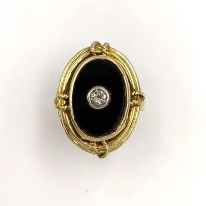 null A yellow gold (750‰) twisted and gadrooned oval ring, set with an onyx plaque...