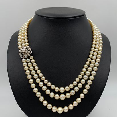 COLLIER composé de trois rangs de perles...