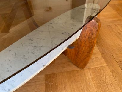 null 
Table basse en bois de placage à deux plateaux ovales, l'un en verre, l'autre...