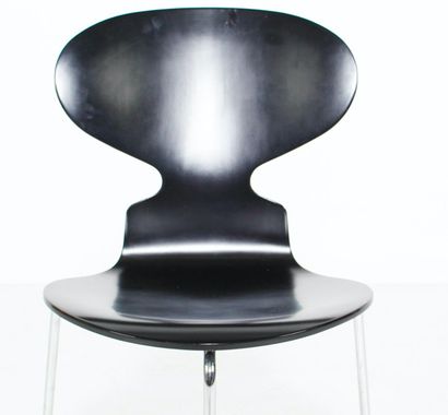 null Arne JACOBSEN (1902-1971)

Six chaises "Fourmi", frêne teinté noir et piètement...