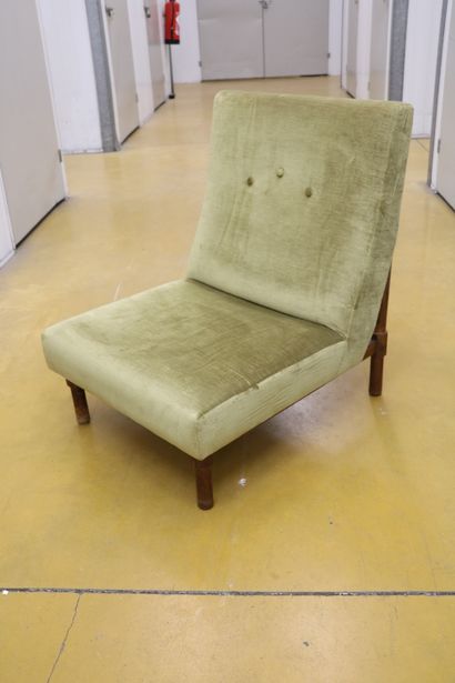 null 
Attribué à Ico PARISI (1916-1996)

Paire de fauteuils, velours vert et noyer

Italie,...