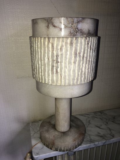 null 
Lampe et son abat-jour en albâtre 
Circa 1960 
H.: 44,5 cm

LOT VISIBLE SUR...