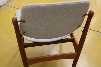 null Arne VODDER (1926-2009)

Paire de chaises "FD 185", palissandre et laiton, recouvert...