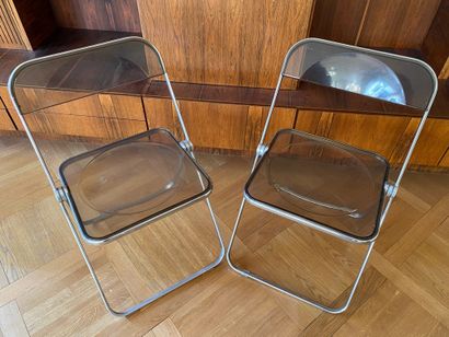 null 
Giancarlo PIRETTI (né en 1940)
Deux chaises "Plia" , métal chromé et pvc fumé
Modèle...