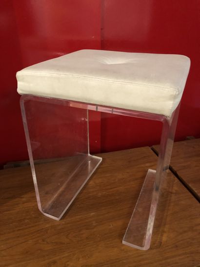 null 
Pouf en plexiglas, assise en skai blanc
Circa 1970
45 x 36 x 34 cm

LOT VISIBLE...