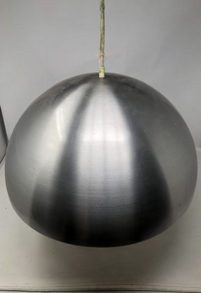 null 
Deux suspensions en aluminium
Circa 1970
H.: 24 cm; Diam.: 40 cm (manque une...
